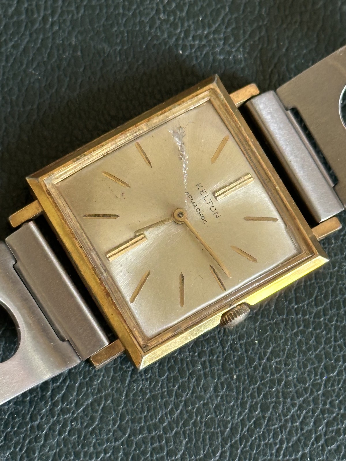 Kelton Armachoc mécanique antichoc vintage Métal doré, fond en acier inoxydable