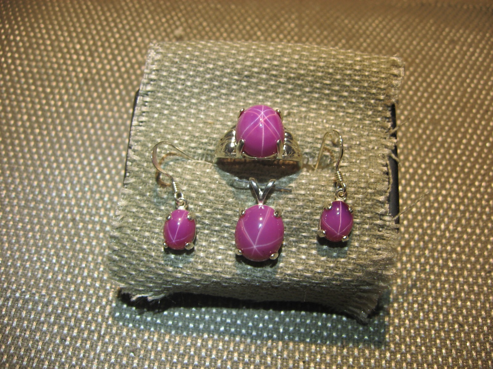 BIG RED LINDE STAR SAPPHIRE JEWELRY SET; RING, PENDANT, EARRINGS, SIZE 7