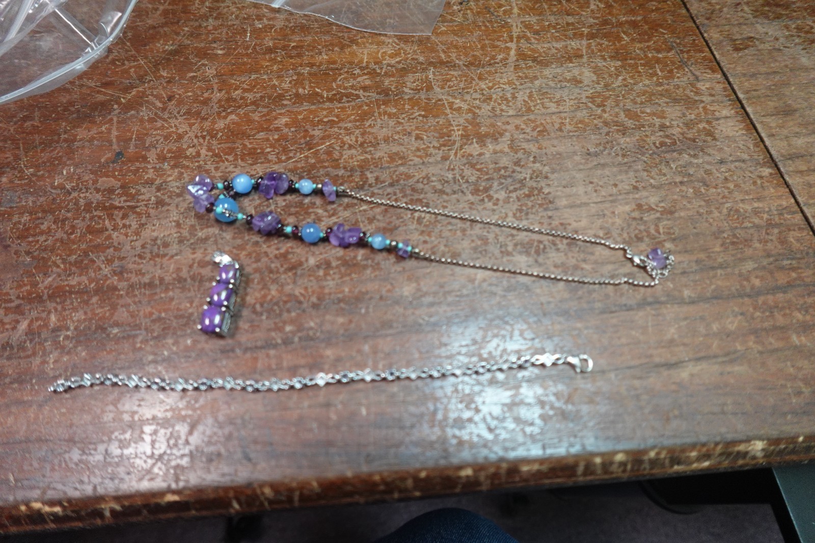 LOT OF 3 JEWELRY PIECES-NECKLACE MULTICOLOR 8″-BRACELET W BLUE STONES 7.5″+1