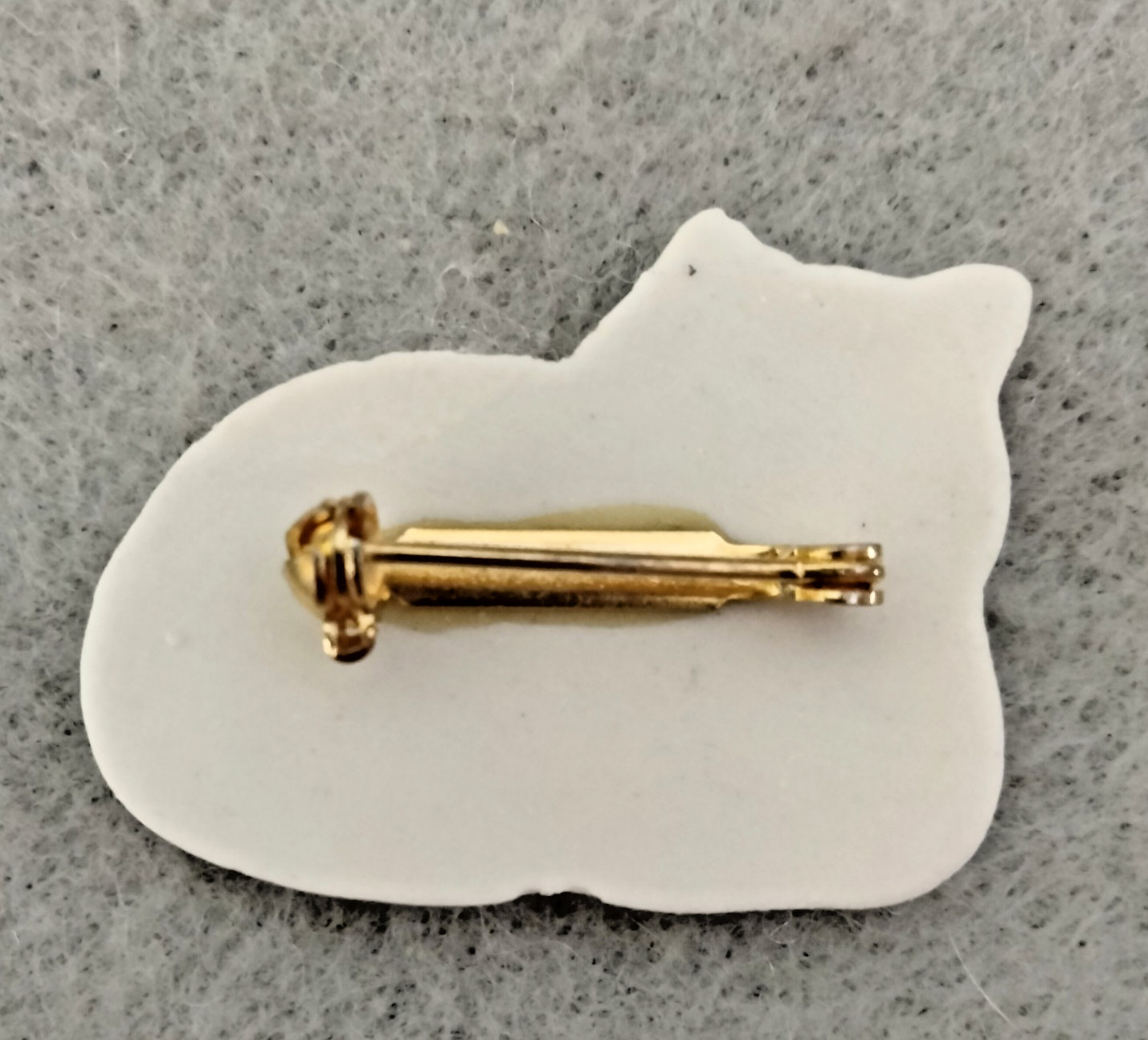 Handmade Ceramic Cat Brooch (167 – 2456)