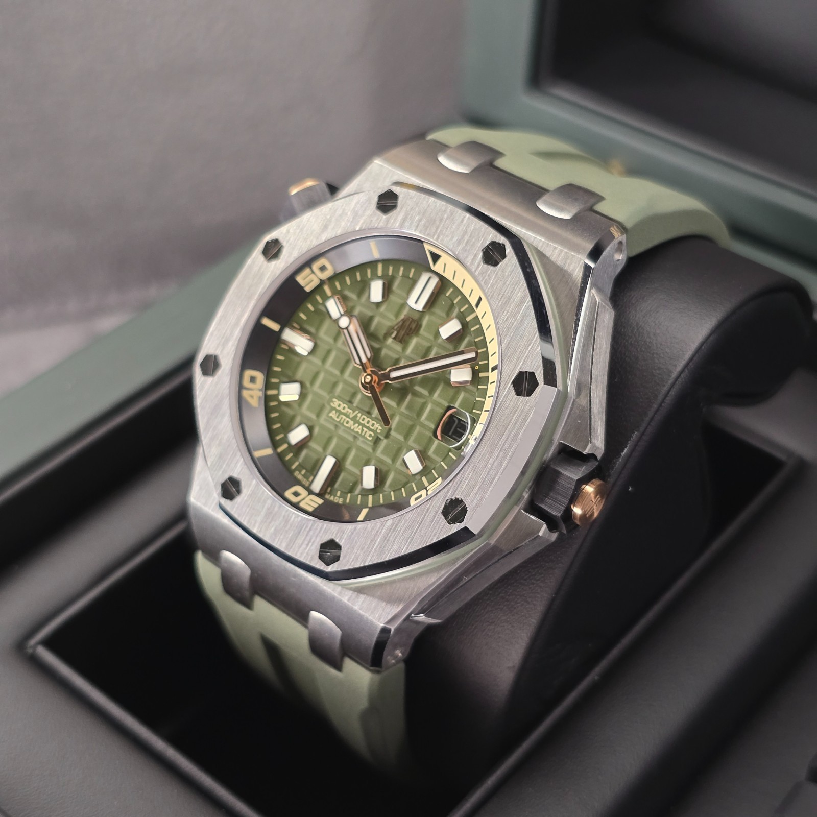 AUDEMARS PIGUET ROYAL OAK OFFSHORE DIVER KHAKI DIVER 15720ST 42MM WARRANTY B&P