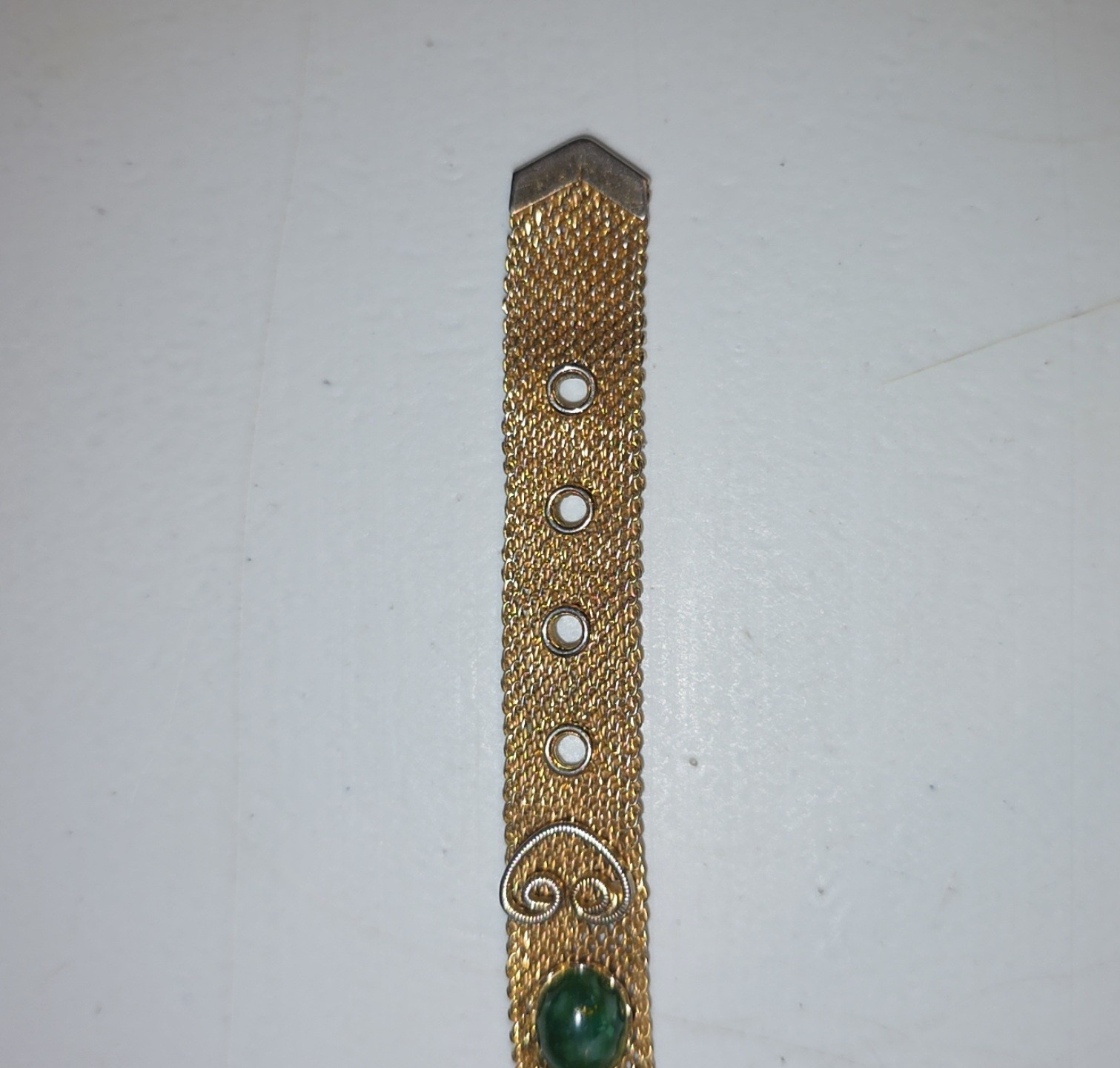 Vintage Sumthing Special Gold Tone Mesh Belt Bracelet Green Cabochons 8″