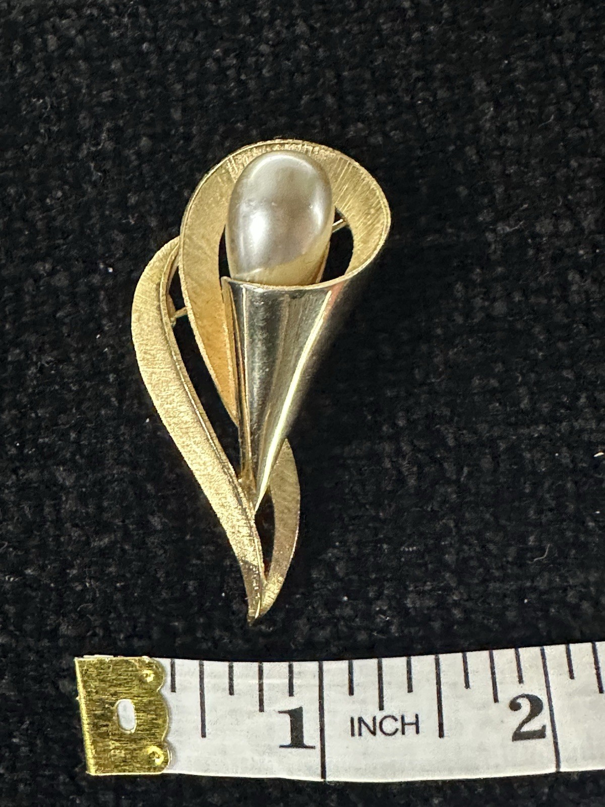 Crown Trifari Signed Gold Tone Swirl Brooch Pin w/ Baroque White Pearl