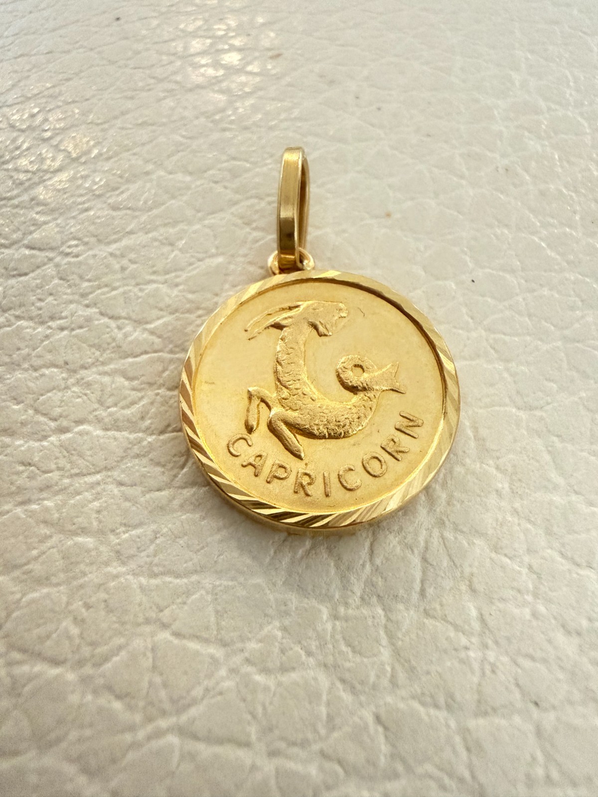 vintage solid 18k yellow gold capricorn zodiac & “good luck” medallion pendant