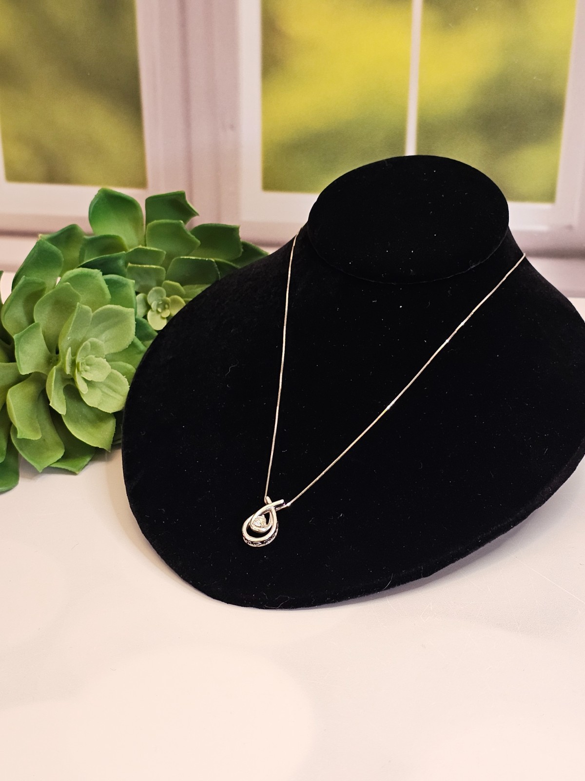 10K SOLID WHITE GOLD DIAMOND EMBRACE OF LOVE PENDANT ON 10K NECKLACE 20″ 2.76 G