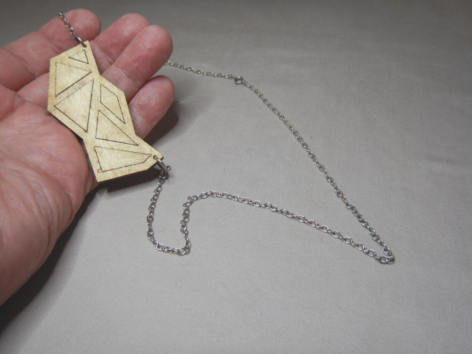 VINTAGE ASIAN MATERIAL INLAID WOOD PENDANT STERLING SILVER CHAIN NECKLACE 2939