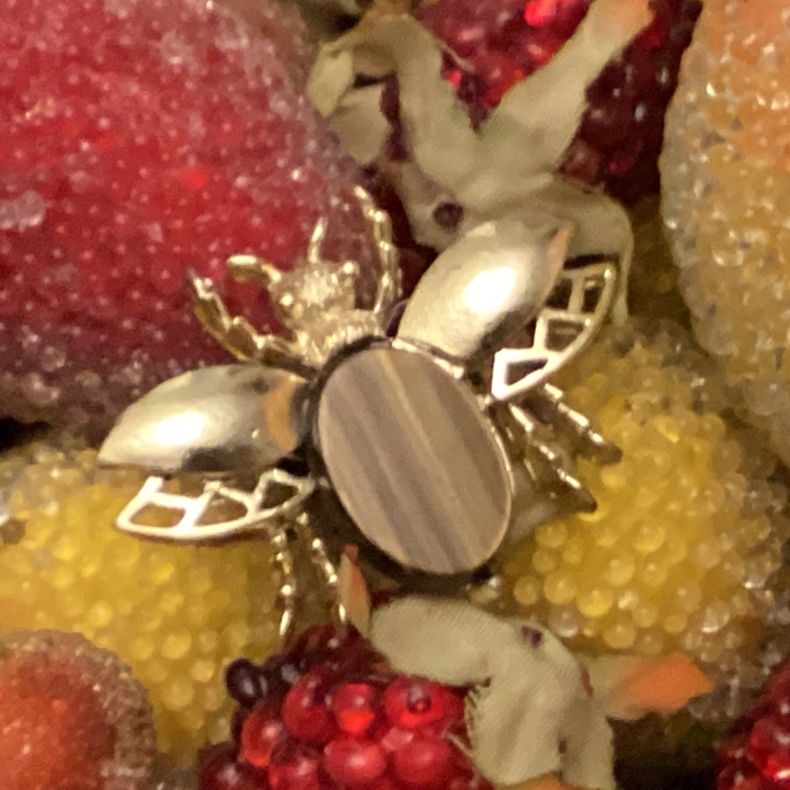 Vintage Estate Goldtone & Wood Grain Design Flat Cab Bead Bee Brooch