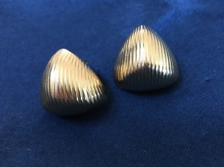 BOLD RETRO Gold Tone Triangle shape Approx 1” Clip On Earrings