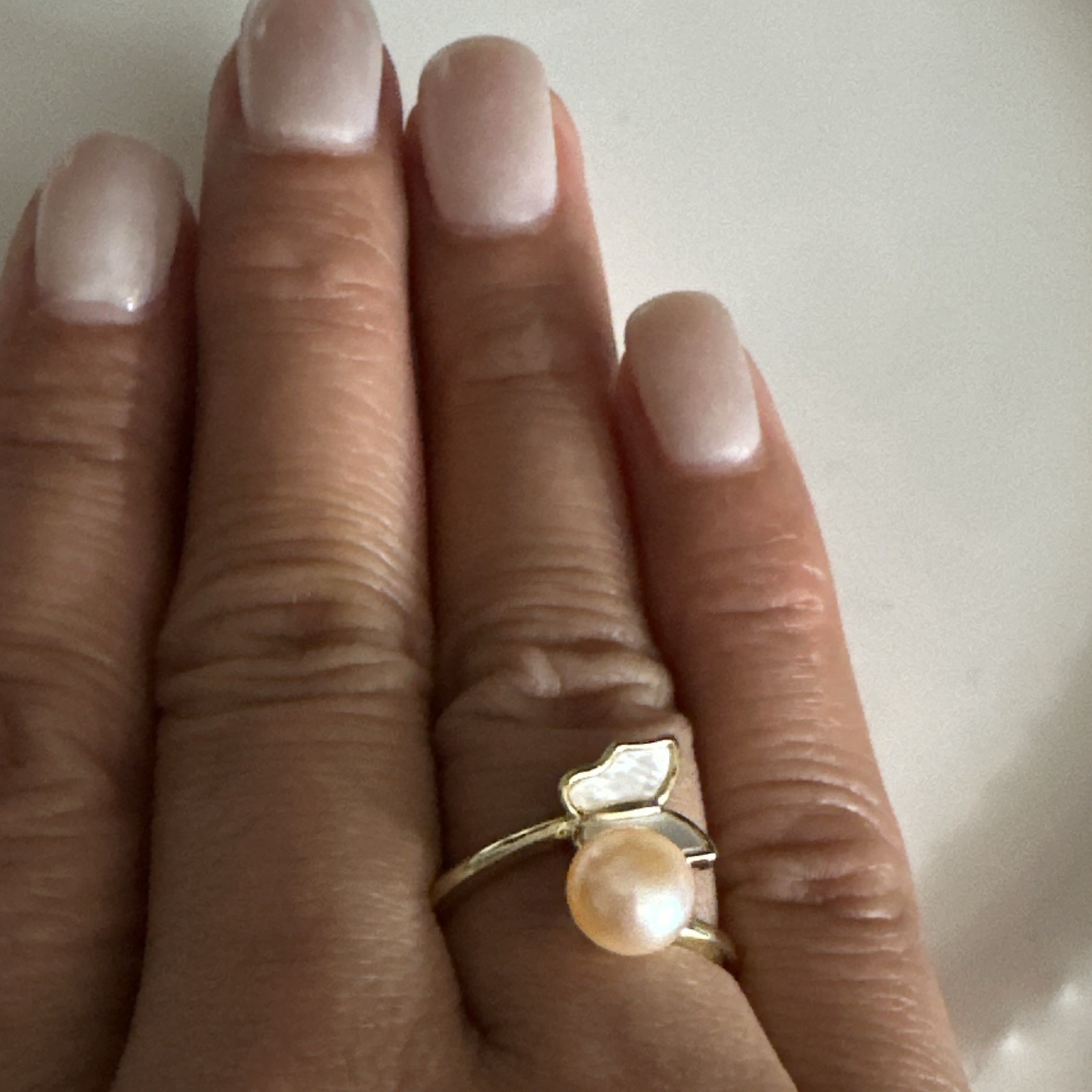 Gold Tone Ring with 7mm White Round Pearl Center And Butterfly Mother of Pearl