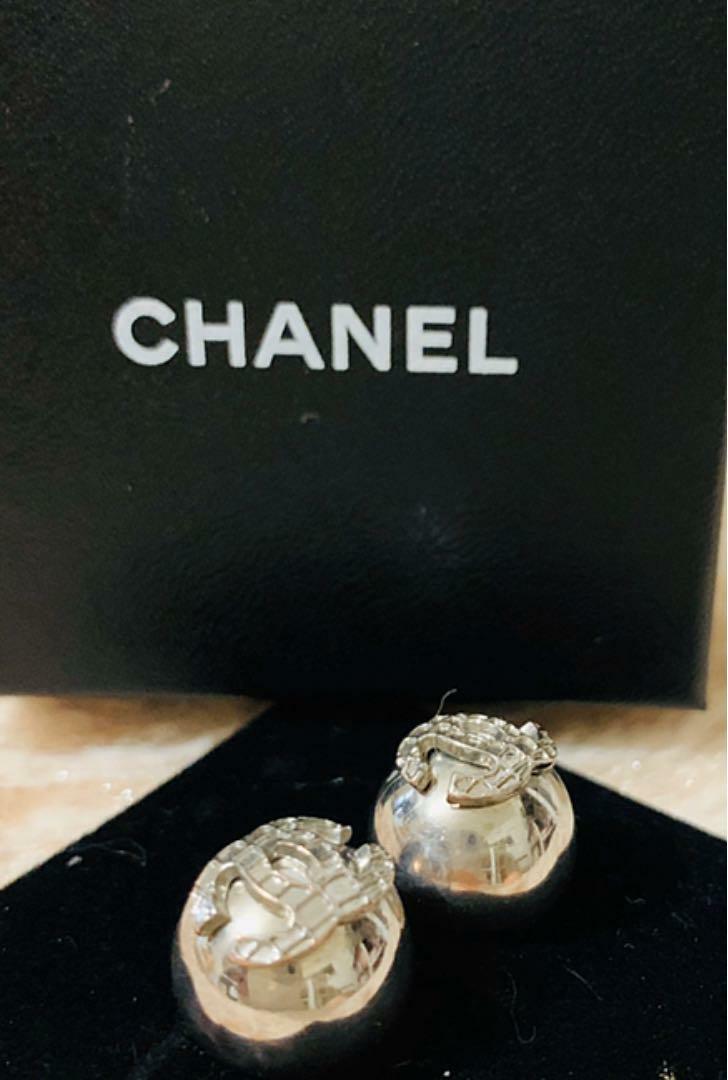 Rare!! CHANEL earrings coco mark Matrasse pattern Moderate presence With Box