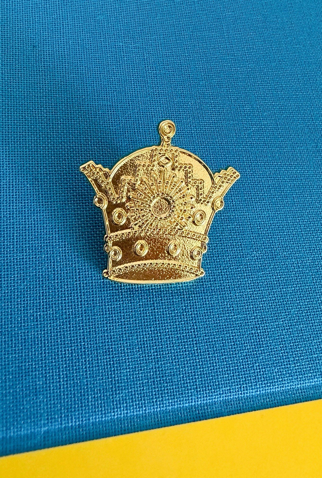 vintage mixed lot lapel pins CROWN QUEEN KING IRAN MAP ست تاج و نقشه ایران پهلوی