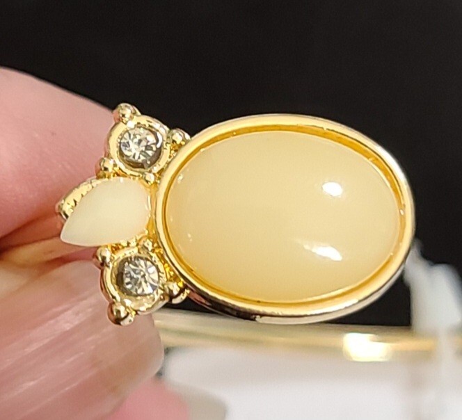 Gold Tone Bracelet Ivory And Clear Stones J12-1330