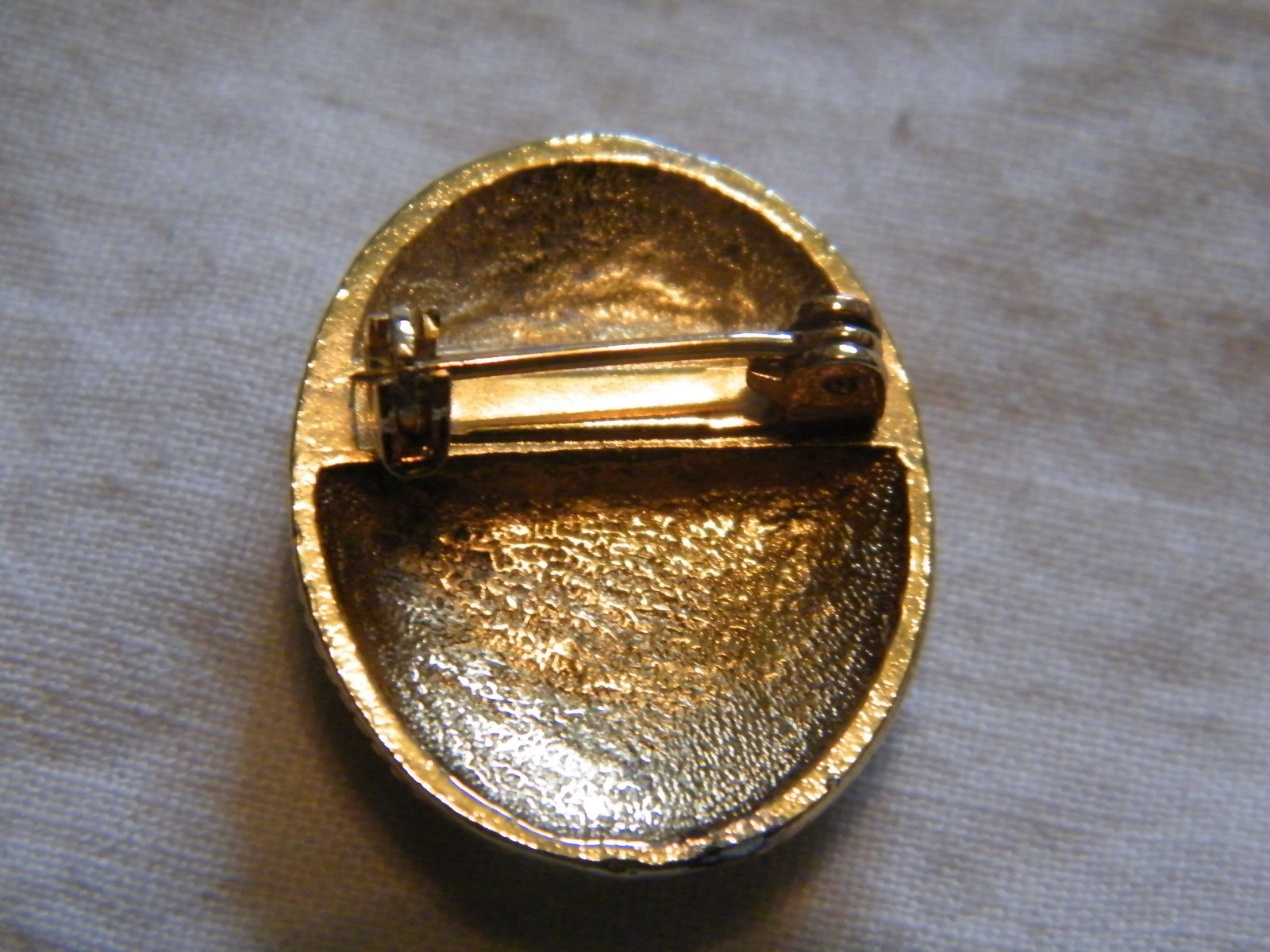 Beautiful Brooch Pin Gold Tone Textured Floral Cameo Black Lavander NICE