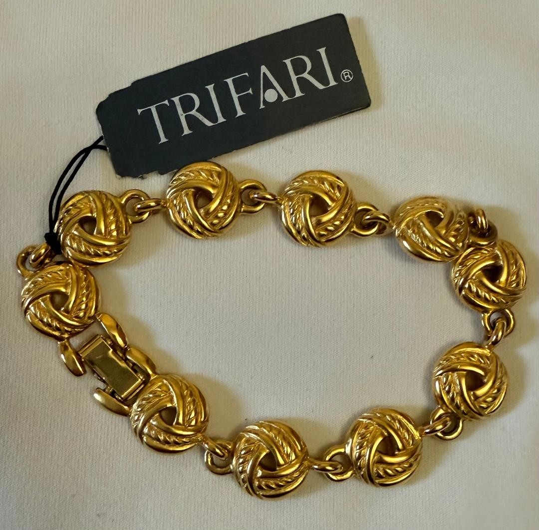 Vintage NWT Trifari Knot Link Gold-Tone Bracelet Size 7.5 Inches