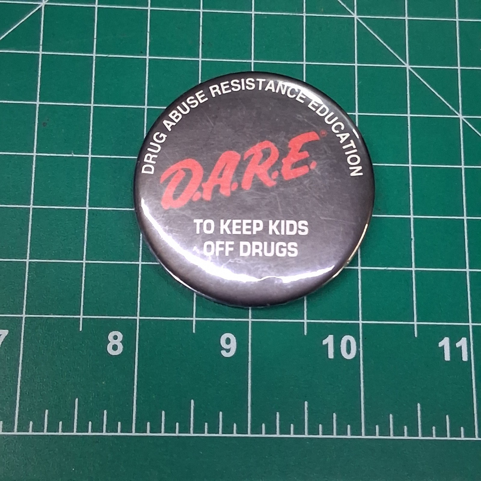 Vintage D.A.R.E. To Keep Kids Off Drugs Black Round Pinback Button Pin