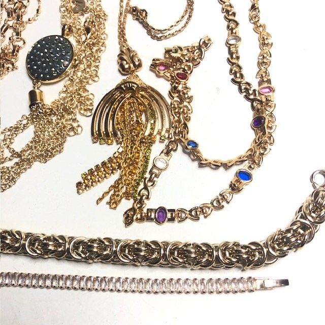 9091 Lot of 8 Fashion Necklaces Pendants Gold Tone Resin Gemstone Tassel Chain
