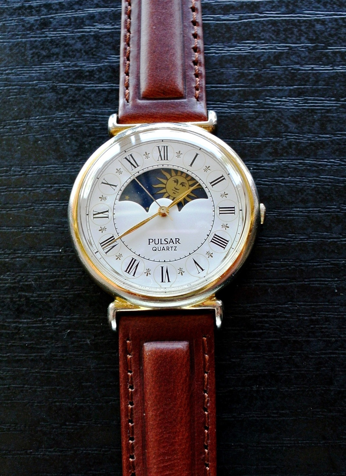 VINTAGE PULSAR SEIKO ELEGANT MOON PHASE QUARTZ MEN’S GOLDEN LEATHER DRESS WATCH
