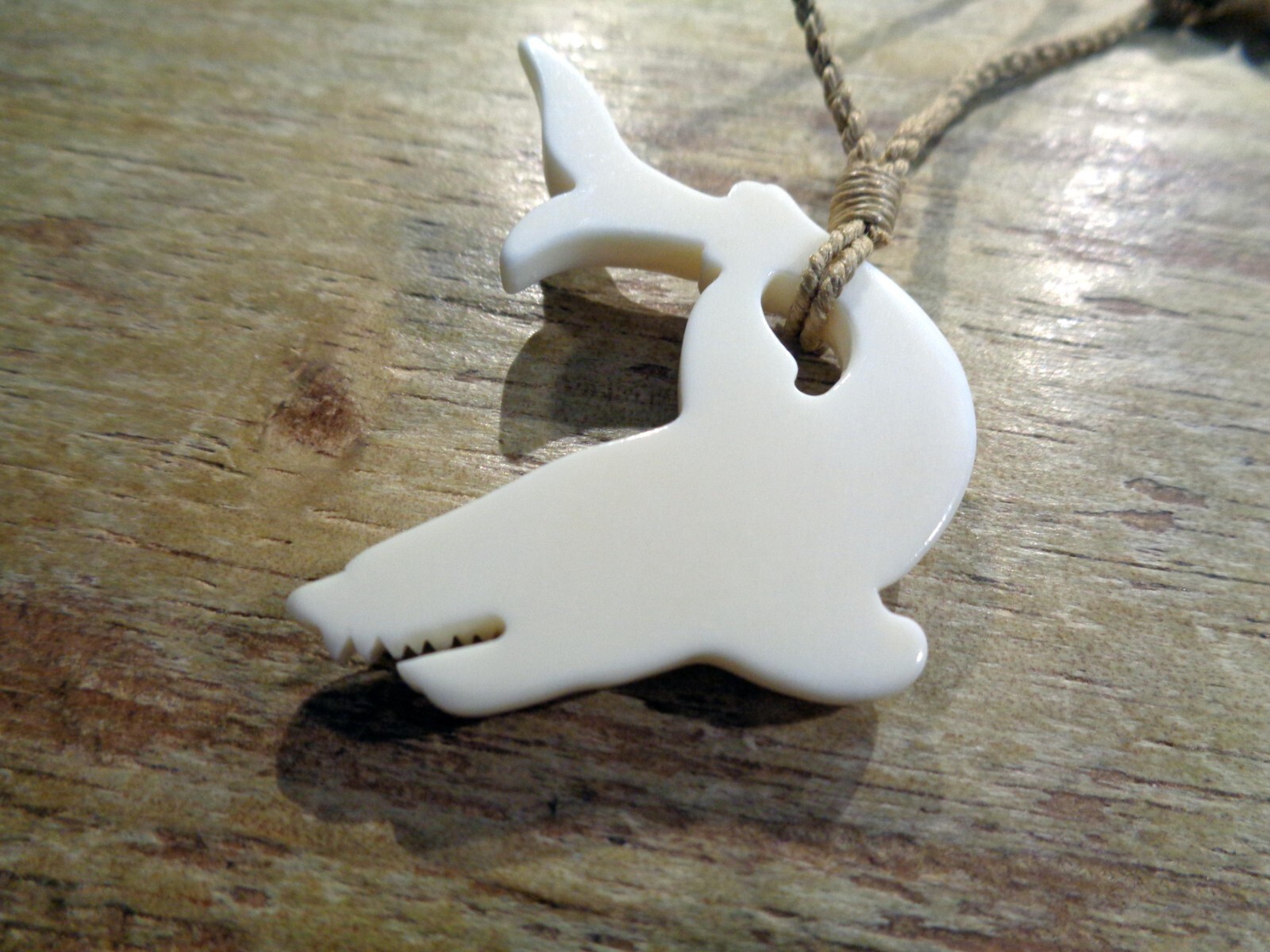 56MM CARVED WATER BUFFALO BONE HAWAIIAN MANO NIUHI SHARK PENDANT NECKLACE 28″