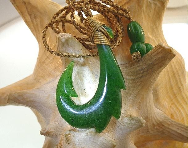 30MM HAND-CARVED GREEN JADE HAWAIIAN POLYNESIAN MAKAU SHARK FISH HOOK NECKLACE