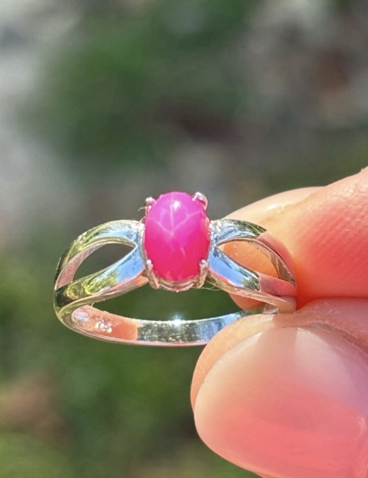Stunning Ruby Star Sapphire 7x5mm Oval Cabochon 925 Sterling silver Ring size 6