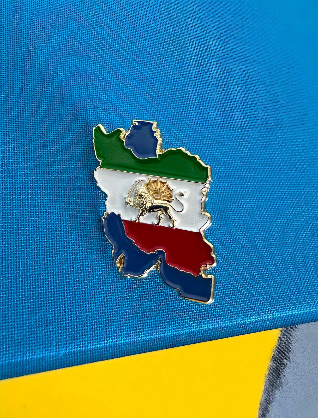 vintage mixed lot lapel pins CROWN QUEEN KING IRAN MAP ست تاج و نقشه ایران پهلوی
