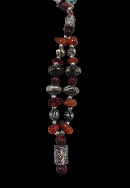 Classic Vintage Women’s Necklace Made of Beads, aluminum And Gemstones