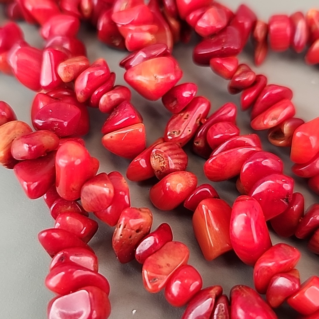 Coral Beaded Necklace Three Layered Dyed Mother of Pearl Flower Pendant Red 18″