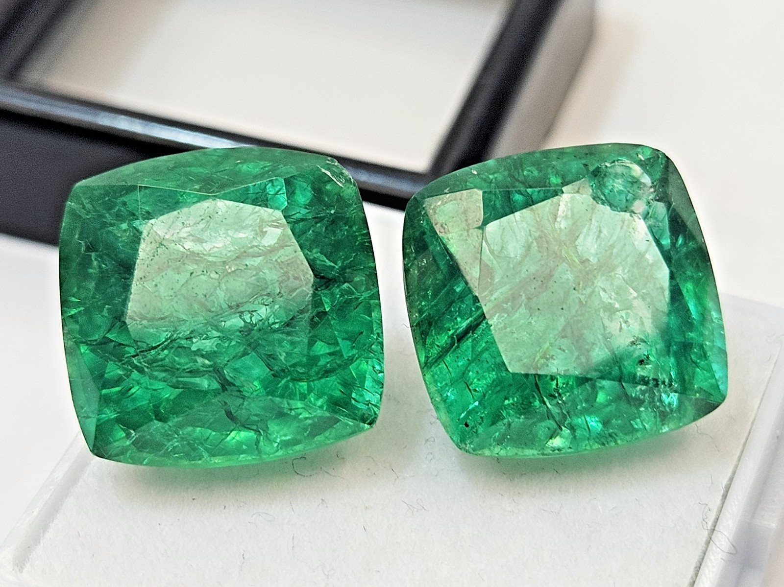 Cushion Pair Green Emerald Colombian 17-18 Ct Natural Gemstone For Earrings