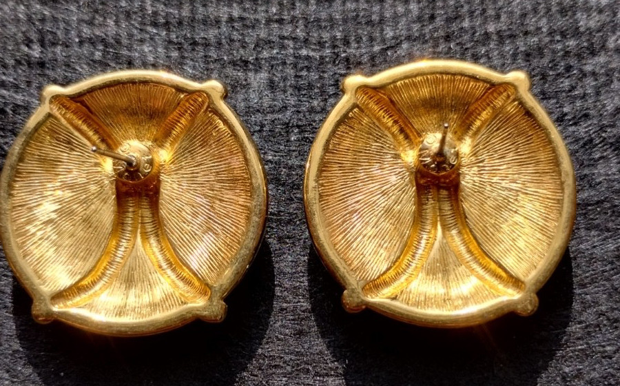 Vintage MONET Cream Beige Enamel Gold tone Round Circle Post Earrings 13