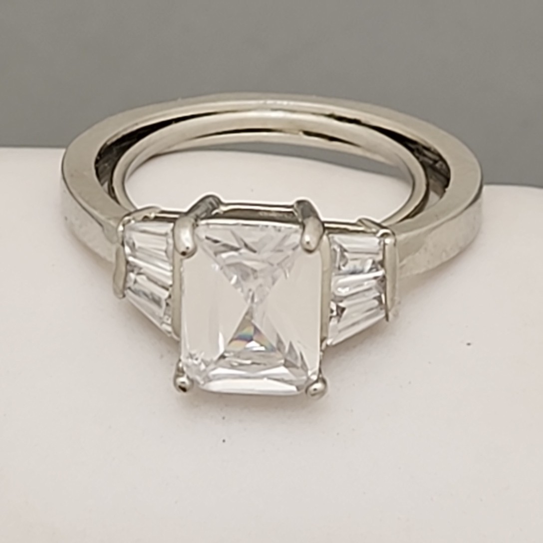 Cubic Zirconia Ring Clear CZ Rectangle Silver Tone Inner Spring Bar Sz 6-7
