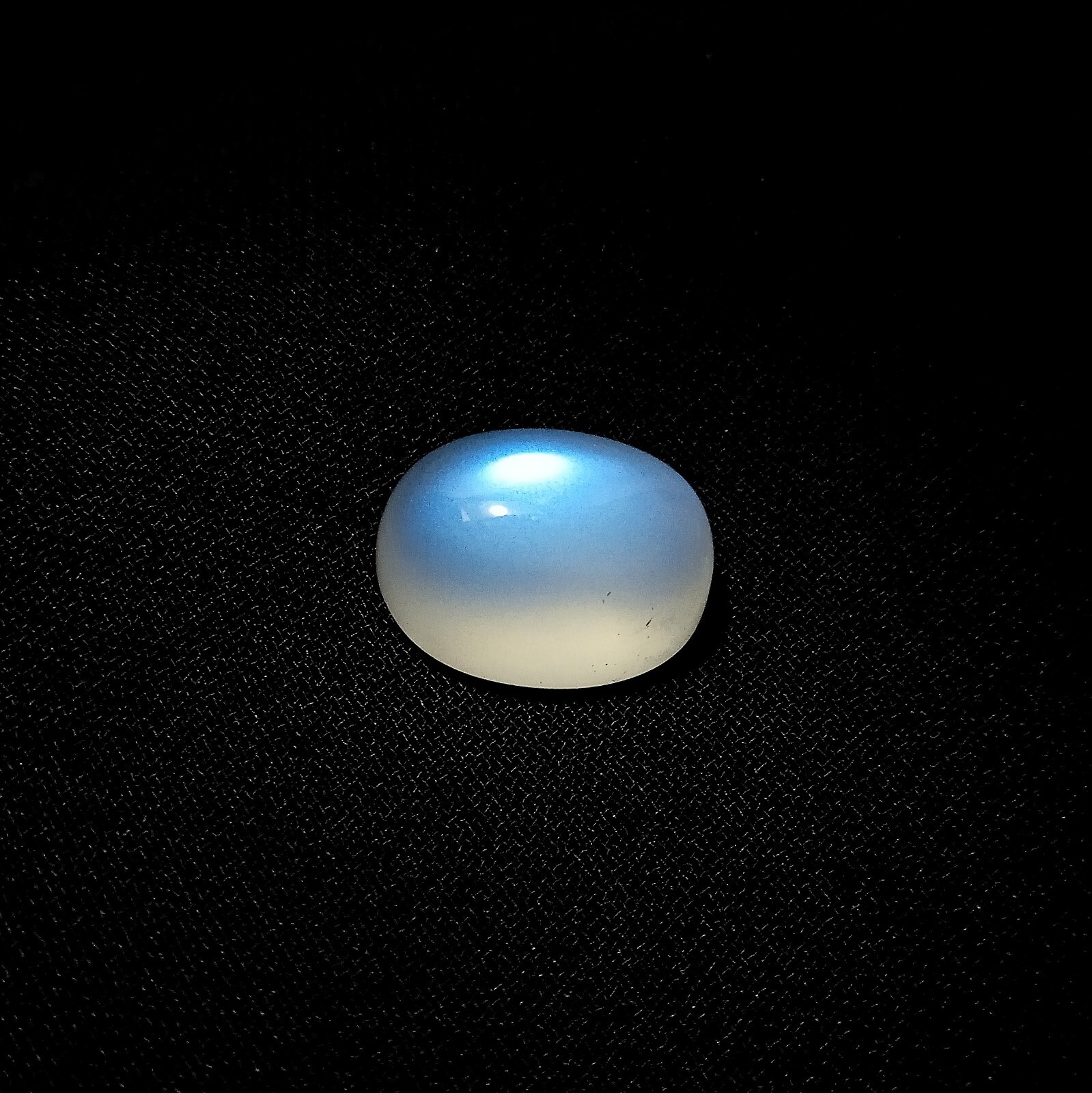 7.5 Carat Natural Top Blue Sheen Color Rainbow Moonstone Oval Shape Cabochon