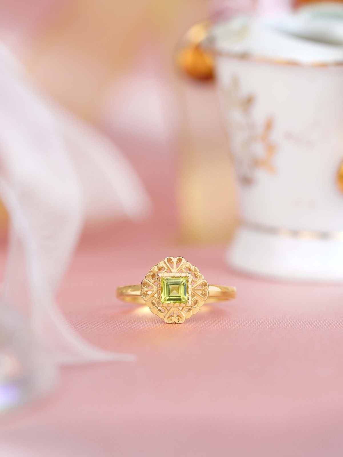 14K Yellow Gold Peridot Vintage Style Heart Filigree Ring