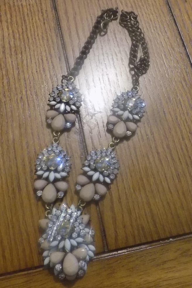 Vtg Statement Bib Necklace Tan, White & Clear Beaded Gold Tone 18″ – 21″ ( 545)