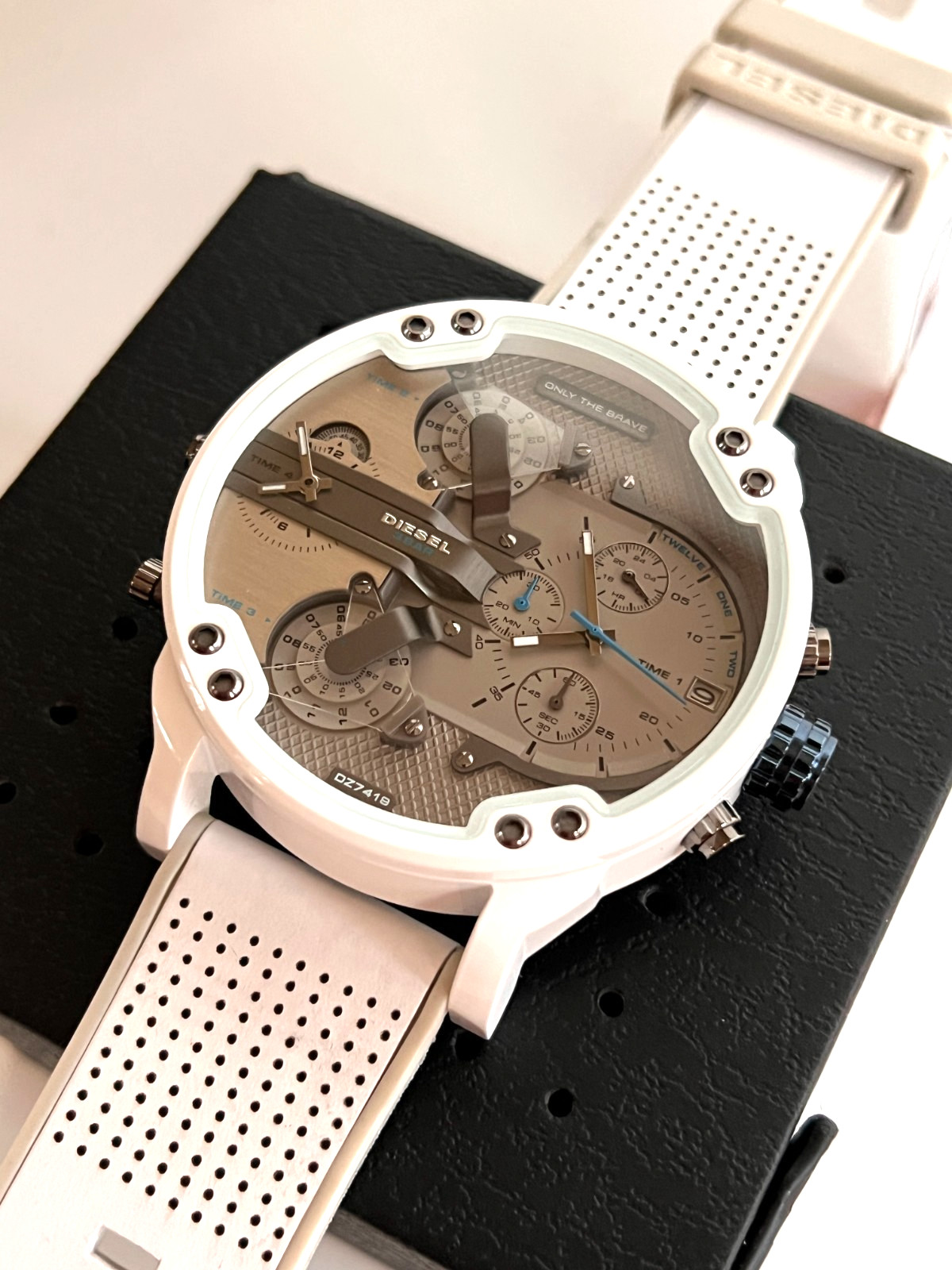 DIESEL DZ7419 men’s MR Daddy 2.0 watch with white silicone strap