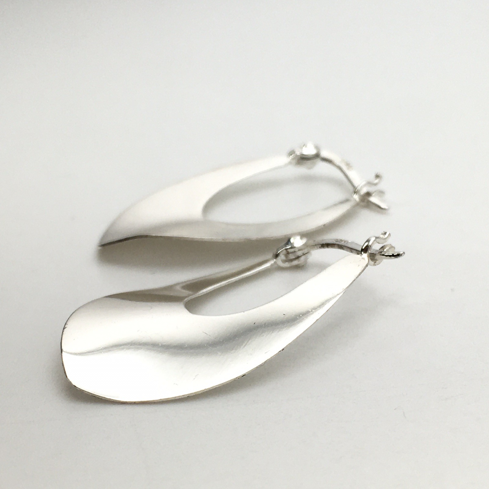 Vintage Sterling Silver Pointed Tip Wavy Hoop Earrings Marked LA 925 2.8g #23