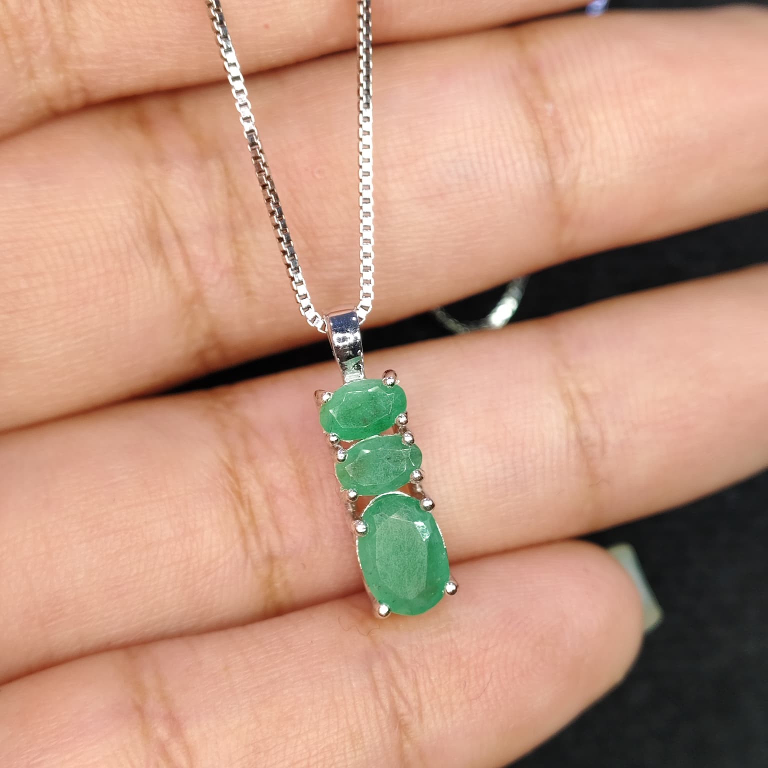 925 Sterling Silver Natural Emerald Pendant Oval Top Rich Green 2.61gm