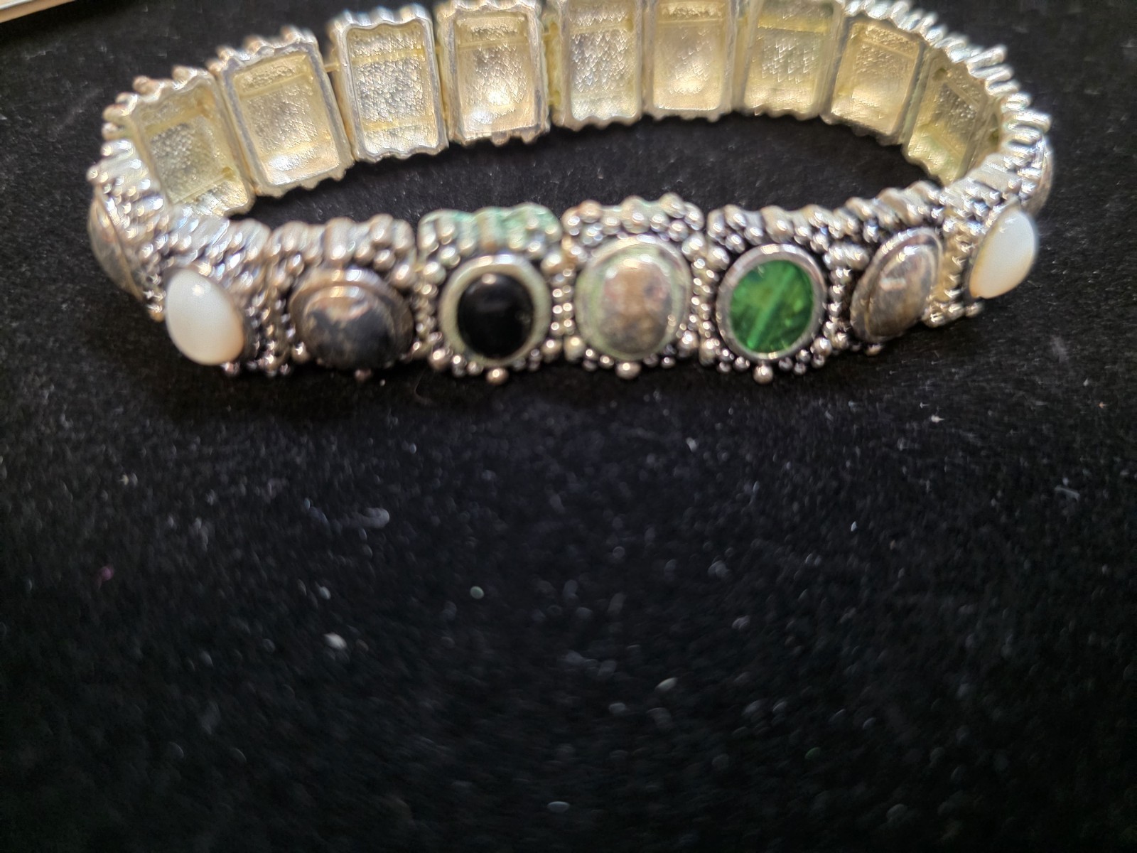 BEAUTIFUL SILVER BLACK GREEN ‘CABOCHON’ STRETCH BRACELET