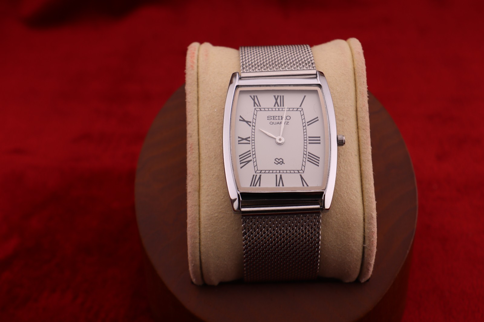 Vintage Seiko Slim Quartz Barrel Tank White Dial Silver Mesh Band Wrist Watch