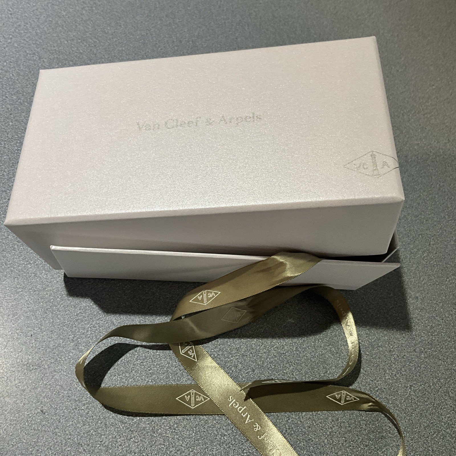 Van Cleef & Arpels EMPTY GIFT Box 6.75x 3.5×2.25 & Ribbon FREE SH