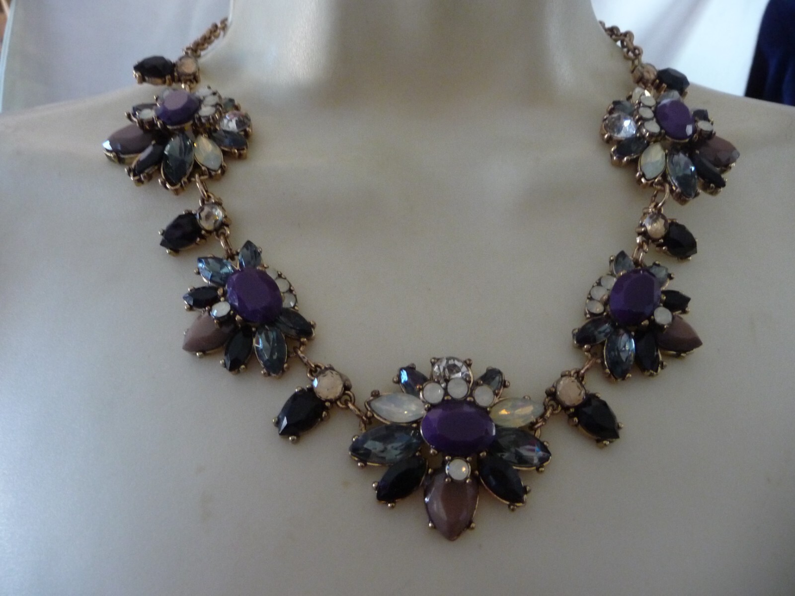 STATEMENT BLACK GRAY WHITE CLEAR STONES FLOWERS NECKLACE #204A