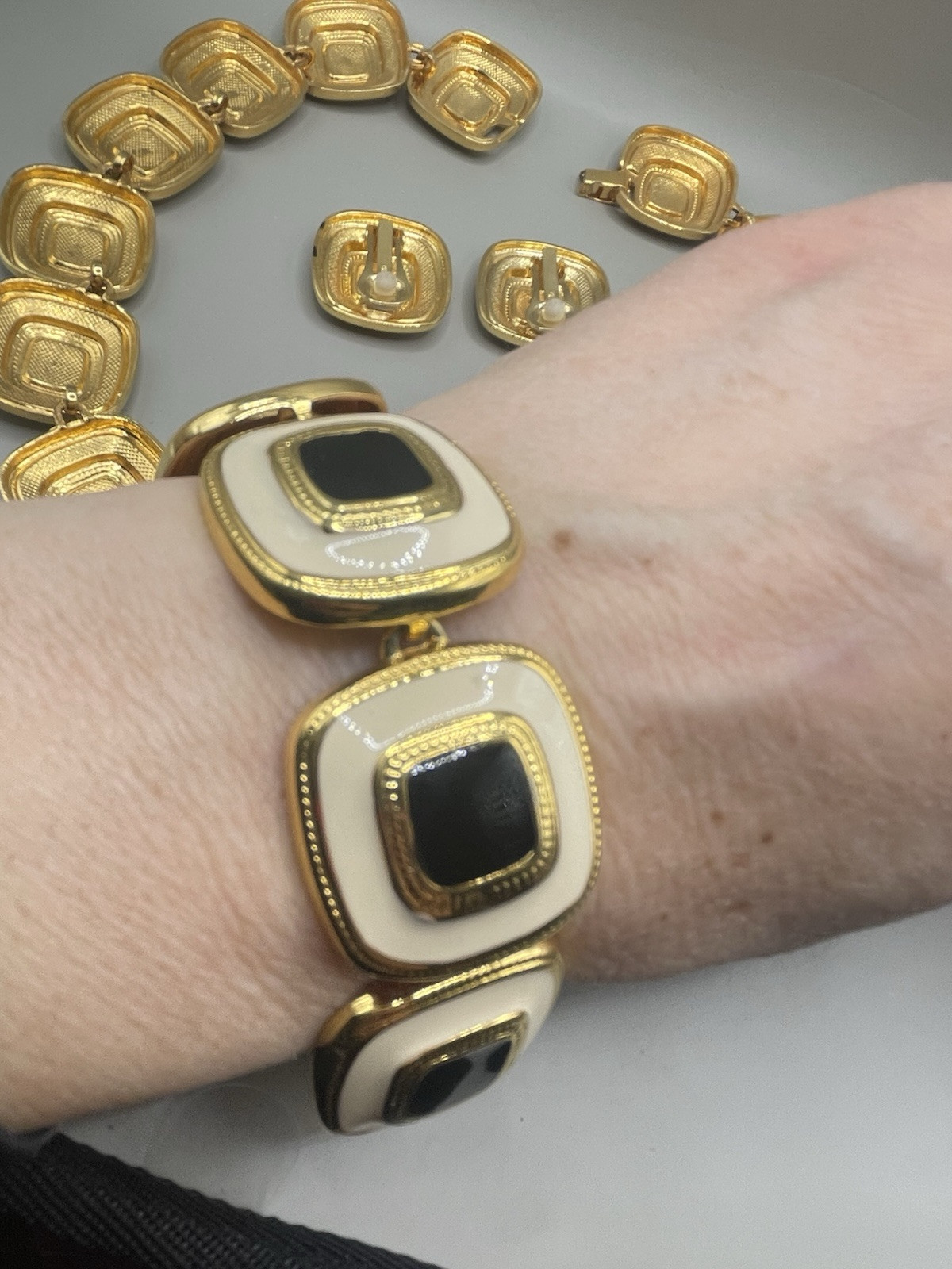 VTG Black & Cream Enamel GoldTone Link Necklace Bracelet & Clip-on Earrings Set