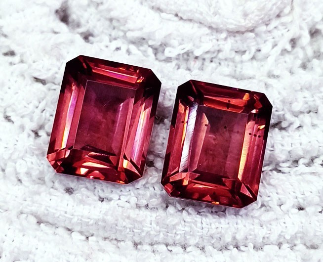 18 Ct Natural Rhodolite Loose gemstone Certified Emerald Pair H261
