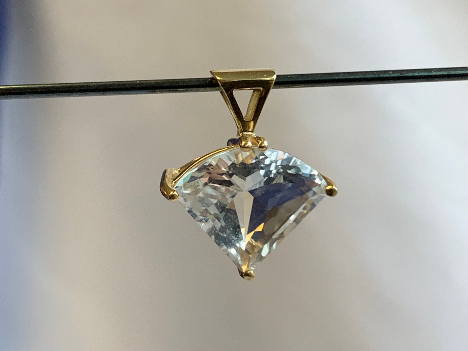 14K Yellow Gold Pendant 3.17g Fine Jewelry Clear Trilliant Stone Charm *READ*