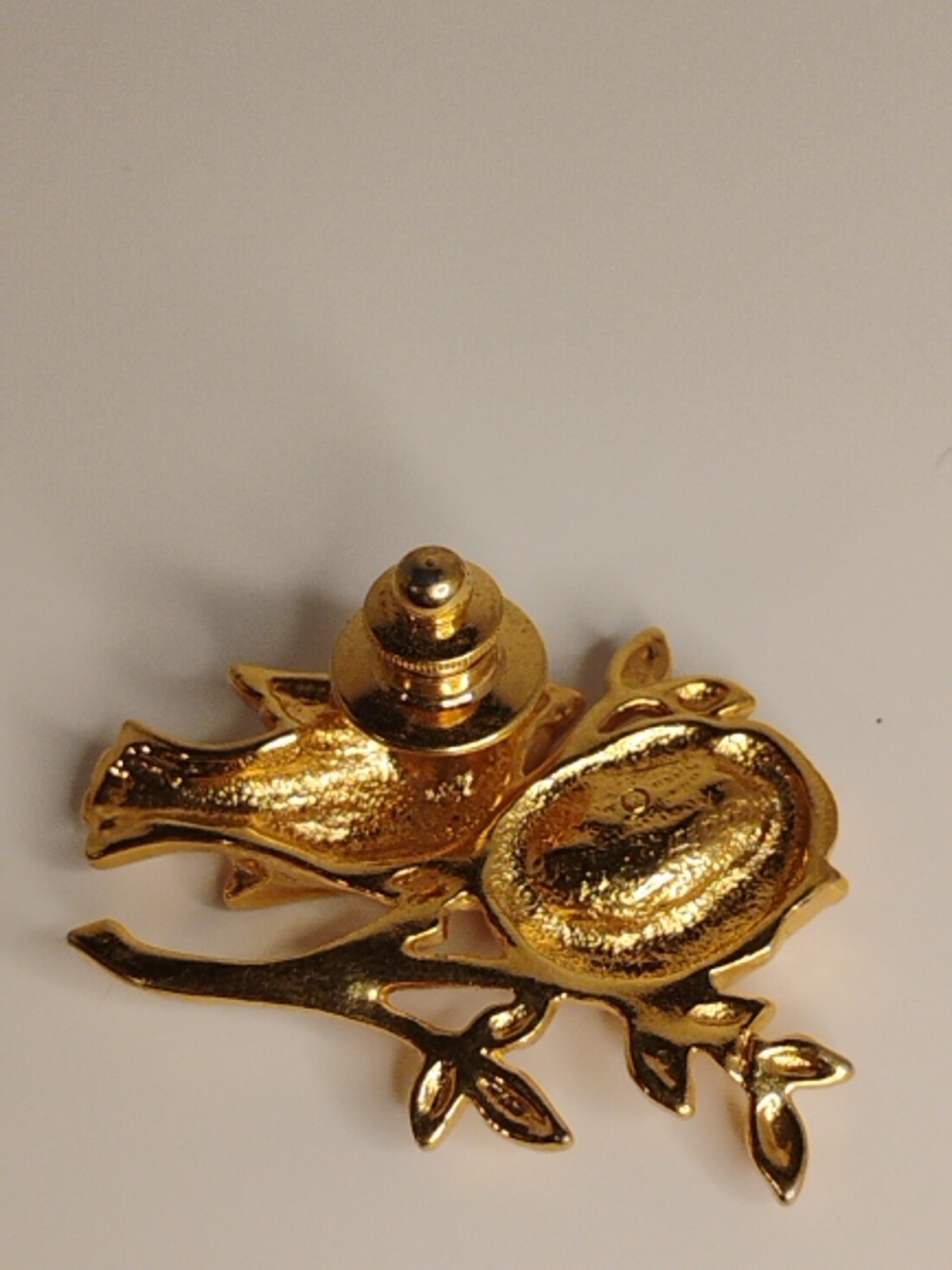 VINTAGE BROOCH GOLD TONE PIN 1.5″ ANIMAL FAUX PEARL BIRD NEST
