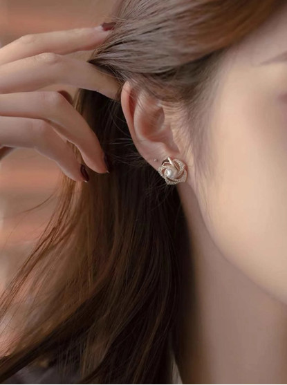 Ladies Gold Flower Pearl Diamonte Stud Earrings (Free Gift Box Included)