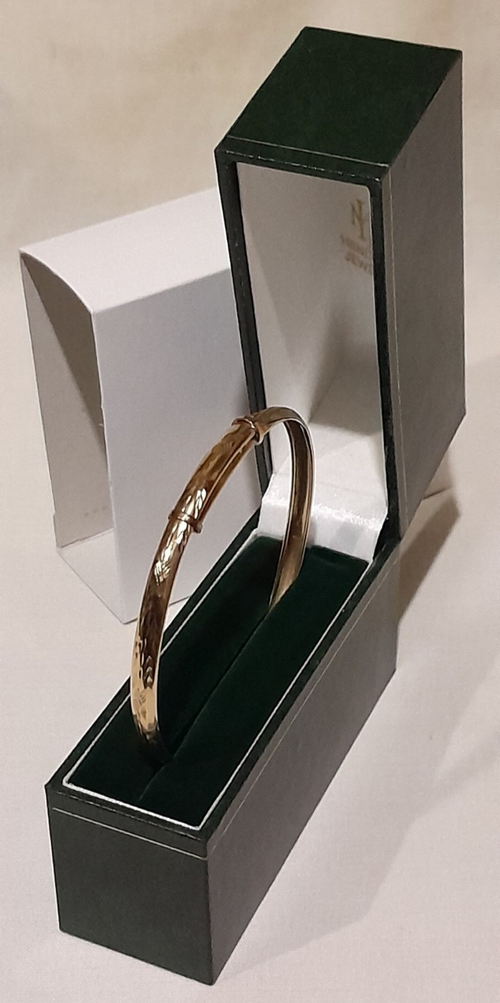 LARGE 9ct Gold ‘ADULT’S EXPANDABLE DIAMOND-CUT’ 8 inch Round BANGLE. 4.90 grams