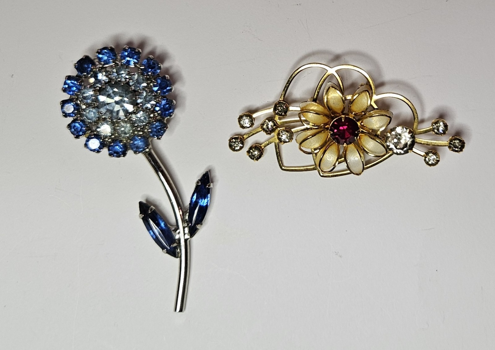 VINTAGE (2) FLOWER PINS IN SILVER-TONE & GOLD TONE FINISH