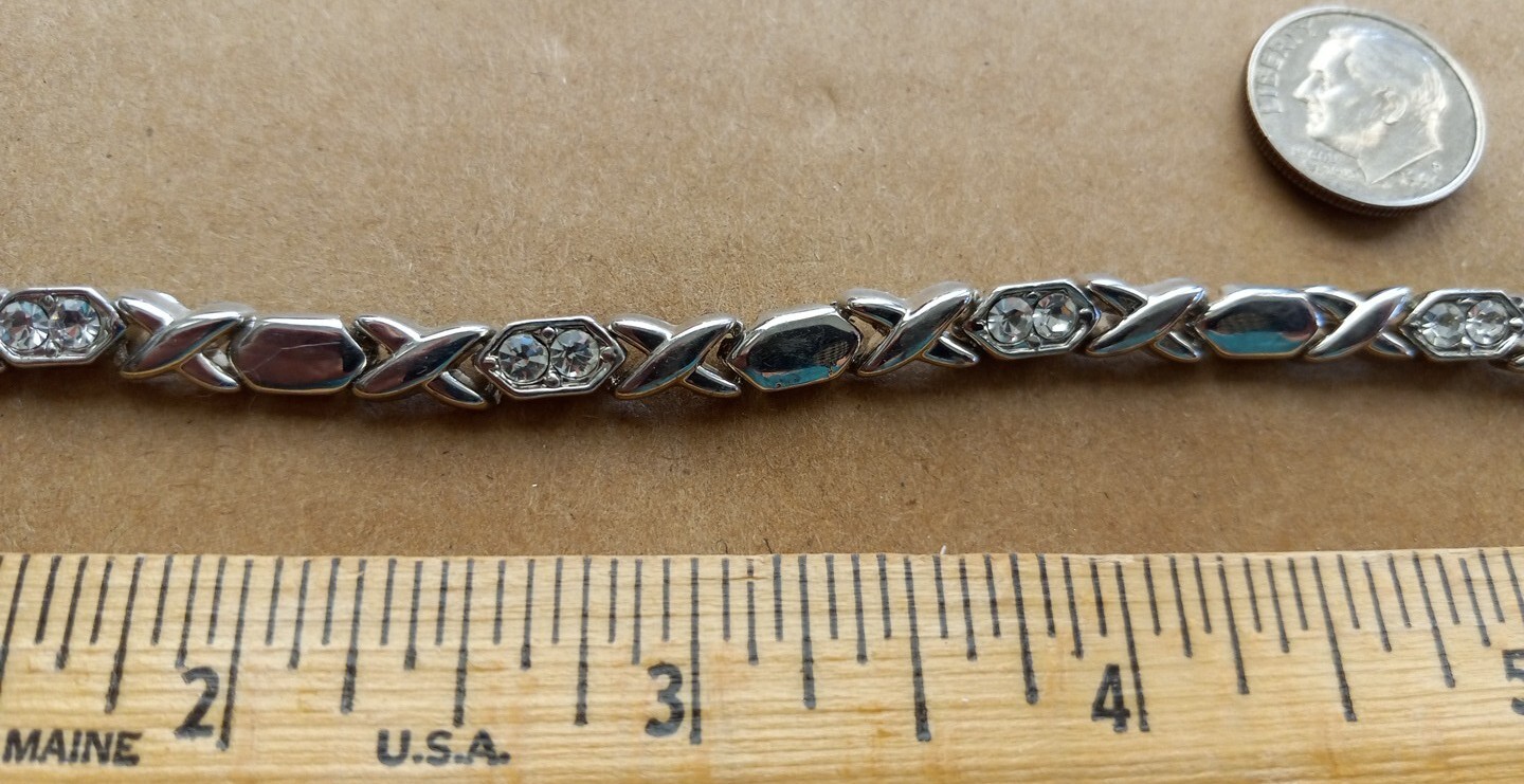7 1/2″ X & O Silver Tone Bracelet with 10 Clear Crystals Kisses & Hugs Bracelet