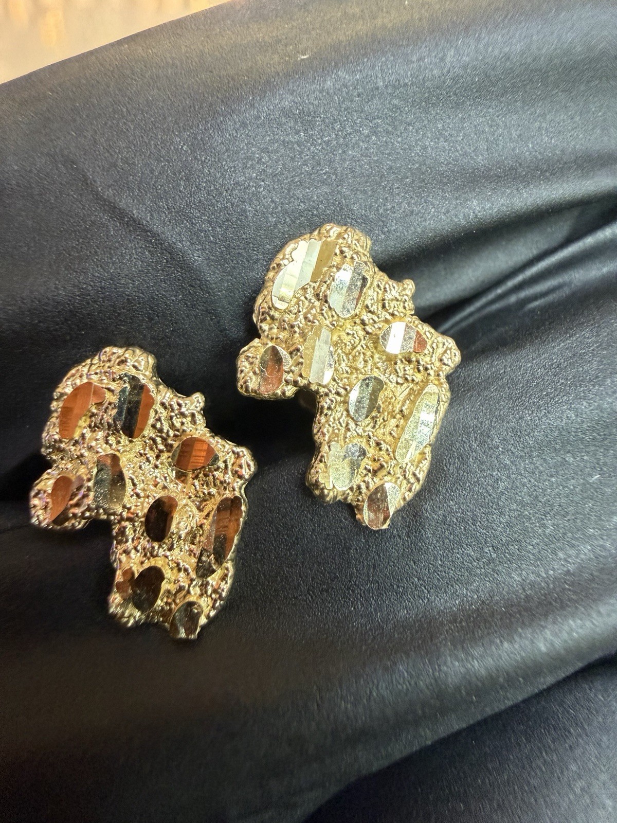 Solid 10K Gold Africa Map Nugget Stud Earrings 1.24g Diamond Cut Fine