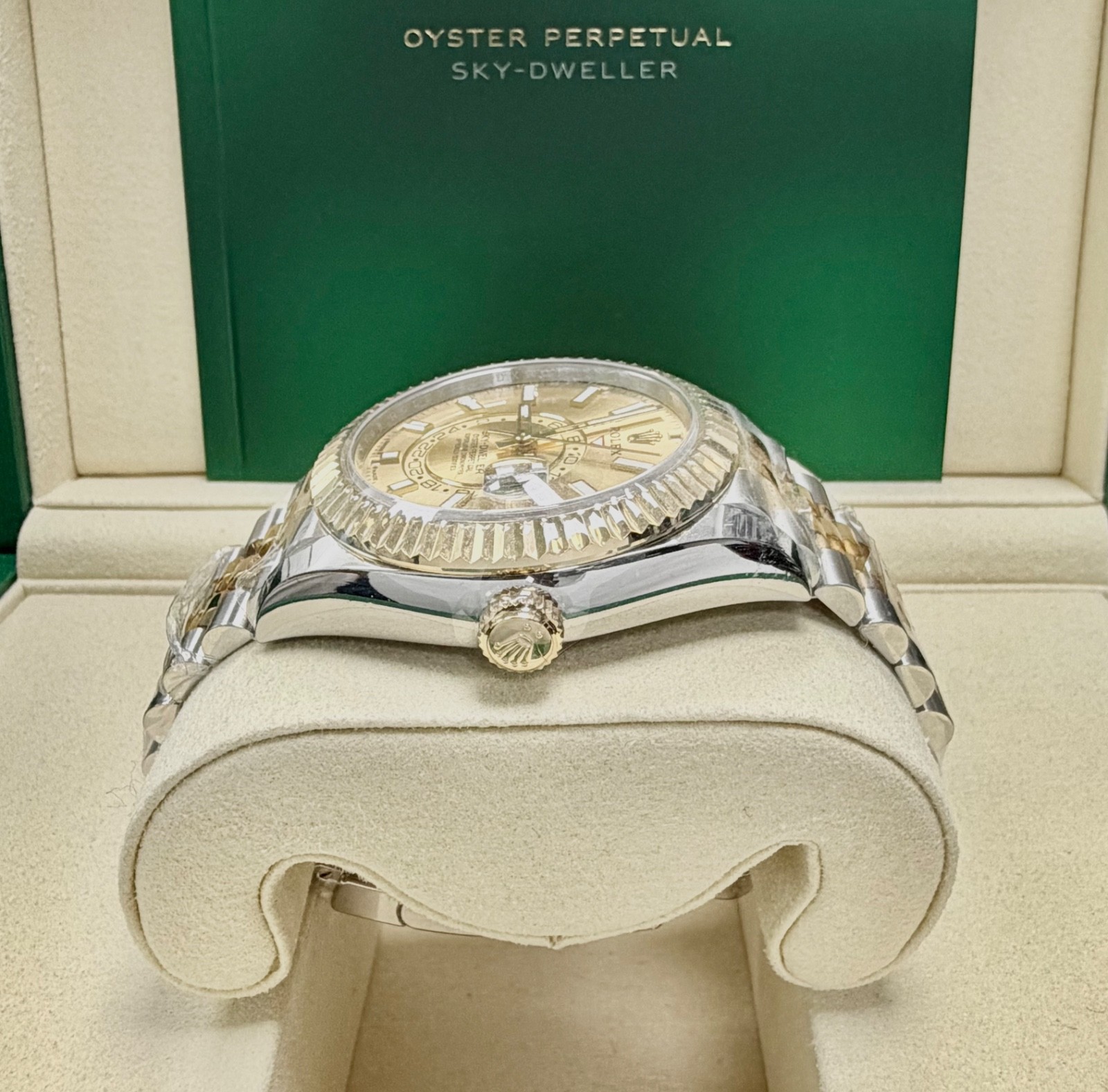 Rolex Skydweller 2025 42mm 336933 Champagne Dial 18K YG Bezel TT Jubilee B&P